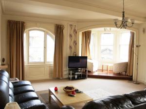 爱丁堡爱丁堡皇家大道公寓的带沙发和电视的客厅