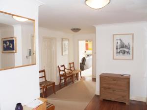 爱丁堡爱丁堡皇家大道公寓的客厅配有镜子和桌椅