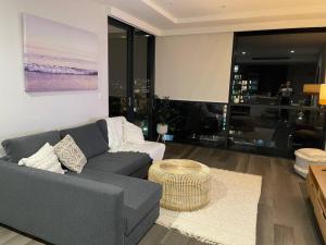 Designer 1 BR Apt in Wollongong with Ocean Views的休息区