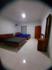 DemoderaArtomoro Ceylon motel的一间卧室,配有两张床
