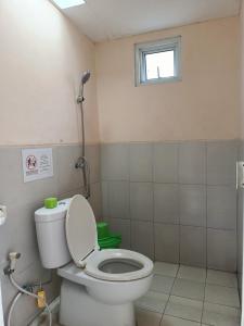 鲁滕Chacha Homestay & Dormitory的一间带卫生间和窗户的浴室