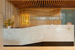 岘港Mercy Emerald Hotel的酒店大堂的大型大理石柜台