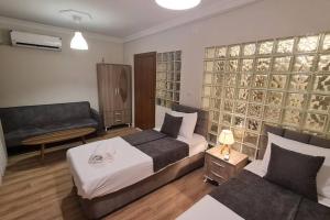YıldırımCozy 2 bedroom near Green Mosque的酒店客房,配有床和沙发
