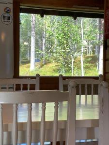 基蒂莱Jänkkärinne Cozy cabin Levi, Lapland的窗户,从婴儿床上可欣赏到森林景色