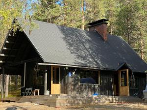 基蒂莱Jänkkärinne Cozy cabin Levi, Lapland的黑色屋顶和砖烟 ⁇ 的房子