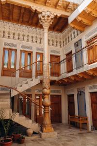 布哈拉Hotel SHOHRUD的中间有楼梯和柱子的建筑