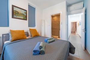 帕福斯Blue Diamond Beach Villas的一间卧室配有一张带蓝色枕头的大床