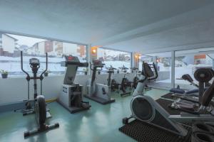 萨斯费阿尔宾高级酒店的健身房设有数台跑步机和椭圆机
