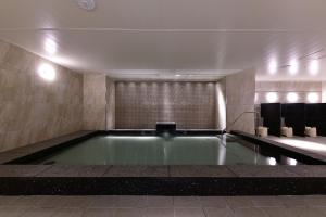 名古屋Vessel Hotel Campana Nagoya的一间带水池的浴室
