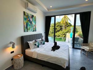苏梅岛VILLA CAMILLE - SEAVIEW - 4 Bedrooms的一间卧室设有一张床,享有海景