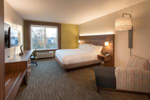 塔奇拉西雅图南部图克维拉智选假日套房酒店的酒店客房,配有床和电视