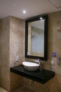库塔德库塔酒店的一间带水槽和镜子的浴室
