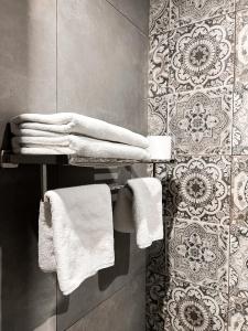 切尔诺夫策Aleanda的架子上配有白色毛巾的浴室