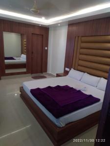 迪马普尔HOTEL NL7的一间卧室配有一张大床和镜子