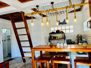 BarasL'Astrolabe - Tiny House的一间带梯子和桌子的用餐室