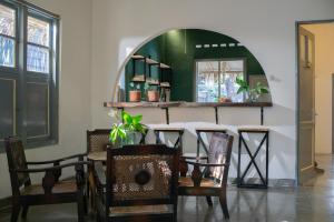 TimuranRanasa Yogyakarta的一间带桌椅的用餐室