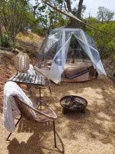 圣路易斯Herdade da Maceira的帐篷,配有床、桌子和火坑