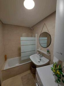 维戈La Cabaña的带浴缸、水槽和镜子的浴室