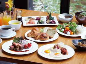 大阪大阪守口丽都大酒店的一张桌子,上面放着早餐盘
