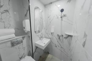 新加坡Hotel 81 Palace - NEWLY RENOVATED的白色的浴室设有水槽和卫生间。