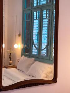 海法Talpiot Oasis-Louis的窗户反射床的镜子