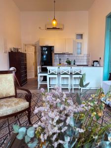 海法Talpiot Oasis-Louis的一间带桌子的客厅和一间厨房