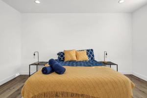 洛杉矶Wonderful 3 Bedroom Home Perfect for Getaway的一间卧室配有一张带蓝色枕头的大床