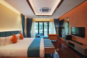 加亚岛加亚娜海滨度假酒店的酒店客房,配有床和电视