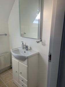 戈尔韦Connemara Ocean Escape的白色的浴室设有水槽和镜子