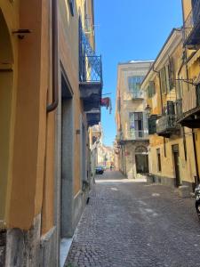 库尼奥La Dimora del Brocante的建筑物之间的小巷里一条空的街道