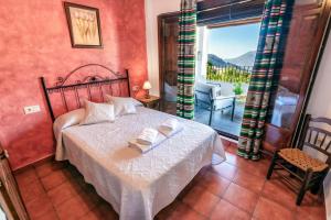 卡皮雷拉Casa Jose Capileira - Alpujarra的一间卧室设有一张床和一个美景窗户。