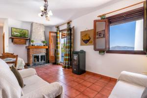 卡皮雷拉Casa Jose Capileira - Alpujarra的带沙发和壁炉的客厅
