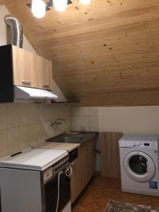 普列文Апартамент Плевен的厨房配有洗衣机和洗衣机。