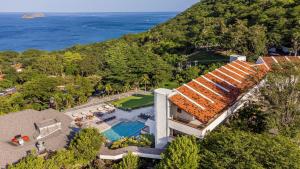 普拉亚埃尔莫萨Villas Sol Beach Resort - All Inclusive的享有带游泳池的房屋的空中景致