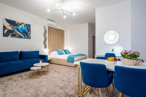 托伦格泰科酒店的客厅配有蓝色的沙发和床。