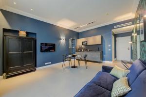 圣雷莫Boutique Central Apartments- Happy Rentals的客厅拥有蓝色的墙壁和沙发