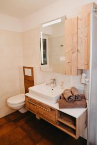 Lieserhofen珀若尔旅馆的一间带水槽、卫生间和镜子的浴室
