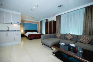 科威特拉古娜套房公寓的客厅配有沙发和1张床