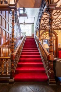 伦敦瑞士小屋朝圣者酒店的大楼里红色地毯的楼梯