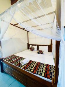 阿杭格默Soul Inn的一间卧室配有一张带天蓬的床