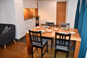 瓦森Hof-Fankhauser的厨房配有木桌、椅子和酒杯