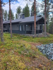 鲁卡Tunturipöllö 4的树林中的一座房子