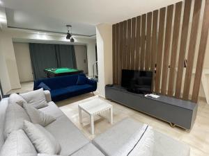 赫尔格达Moubark 6 Villa 1的带沙发和电视的客厅
