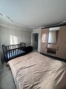 乌拉尔斯克Уютная 3 комнатная квартира的一间卧室,卧室内配有一张大床