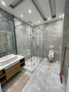 赫尔格达Moubark 6 Villa 1的带淋浴、卫生间和盥洗盆的浴室