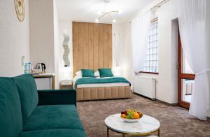 托伦格泰科酒店的客厅配有沙发和1张床