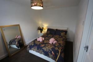 利姆Lymm Cottage的一间小卧室,配有一张床和镜子