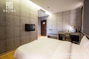 台中市Unique Hotel 黃埔75旅店 的酒店客房带一张床和一个厨房