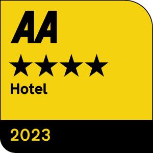 泰恩河畔纽卡斯尔皮尔喀里多尼亚酒店的黄色的标志,有4颗星