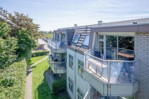 德科赫Heerlijk appartement op Texel vlakbij bos en zee.的带阳台的房屋空中景致